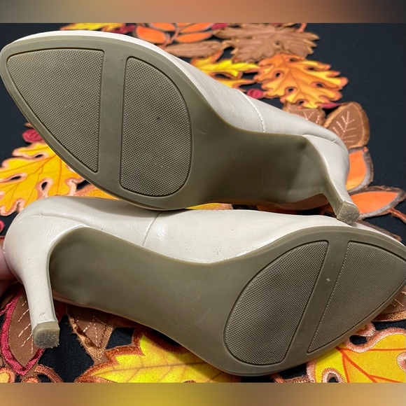 *SOLD* Nice pair of gently used Lauren Conrad Heels. - Picture 4 of 4